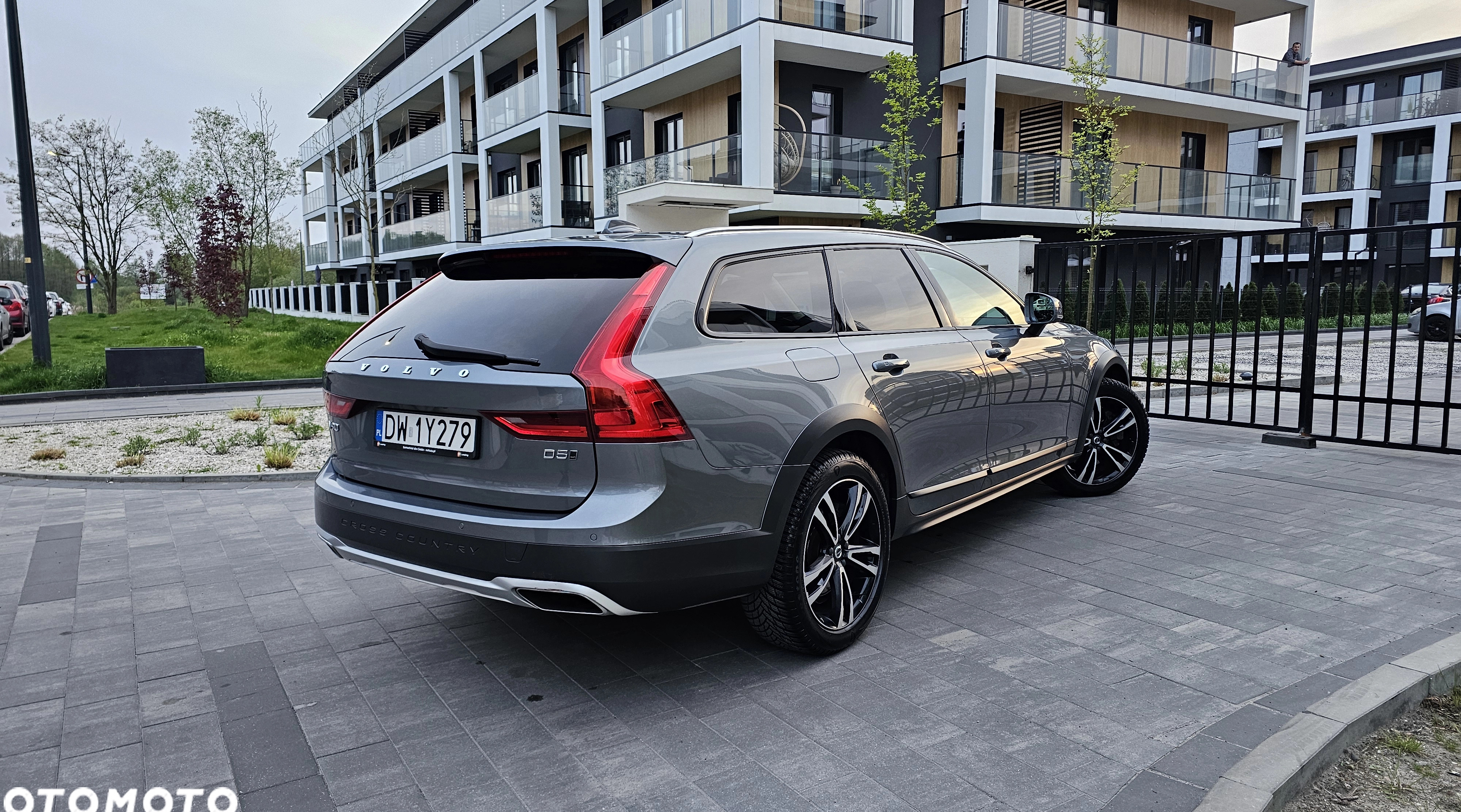 Volvo V90 Cross Country cena 97900 przebieg: 261000, rok produkcji 2018 z Pabianice małe 121